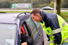 deurwaarder in gesprek